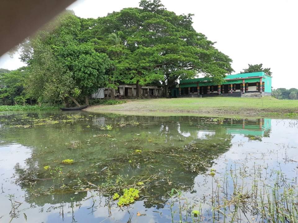 একাত্তরের আগে স্থা‌পিত স্কুলে যাওয়ার রাস্তা নেই