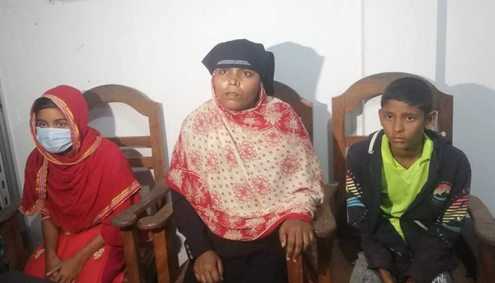 মধ্যযুগীয় কায়দায় দুই ভাই বোন কে নির্যাতন