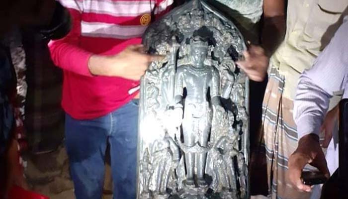 নওগাঁয় ৩৮ কেজি ওজনের পাথরের বিষ্ণু মূর্তি উদ্ধার