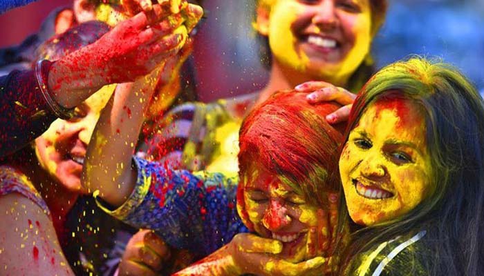 দোল খেলার আগে রাসায়নিক রঙ থেকে সাবধান