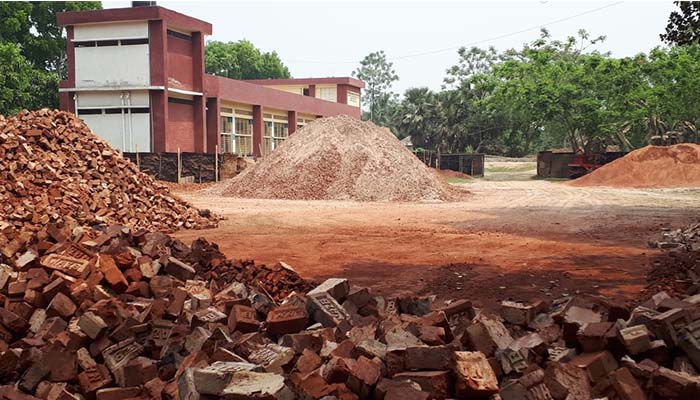 বোয়ালমারীতে ঠিকাদারদের দখলে স্কুল মাঠ