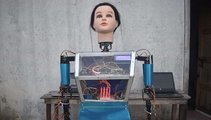 এবার দ্বিতীয় রোবট ব্লুবেরি নির্মাণ করলেন কুবি শিক্ষার্থীরা