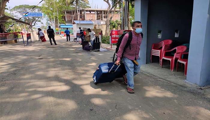 আখাউড়া স্থলবন্দর দিয়ে যাত্রী আসা অব্যাহত