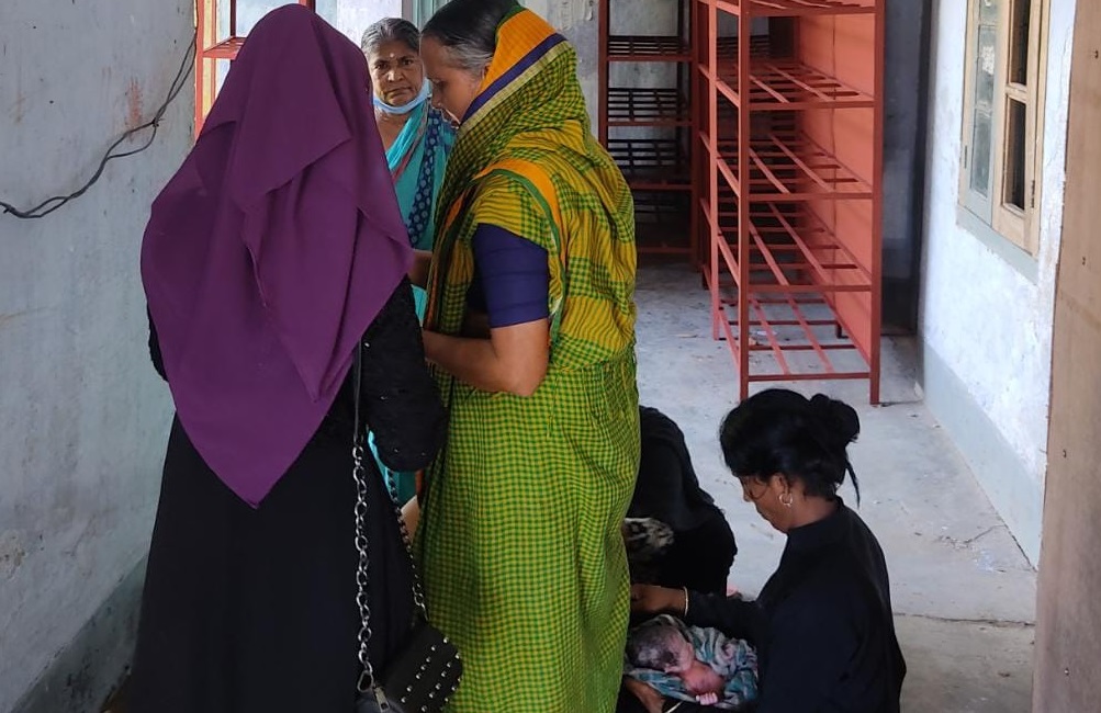 হাসপাতালের অবহেলায় নবজাতকের জন্ম নির্বাচন অফিসের বারান্দায়