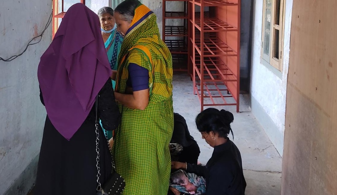 হাসপাতালের অবহেলায় নবজাতকের জন্ম নির্বাচন অফিসের বারান্দায়