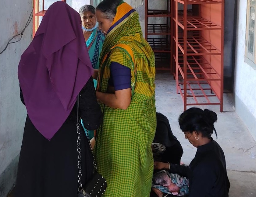 হাসপাতালের অবহেলায় নবজাতকের জন্ম নির্বাচন অফিসের বারান্দায়