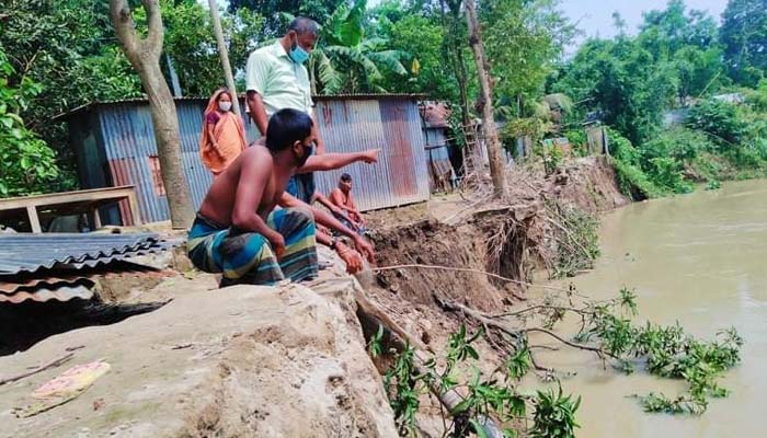 ঘিওরে নদী ভাঙনের শিকার অর্ধশত পরিবার, হুমকিতে শতাধিক ঘরবাড়ি