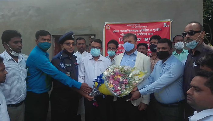 বাবুগঞ্জে প্রধানমন্ত্রীর আশ্রায়ন প্রকল্পের ঘর পরিদর্শন করেন এমপি টিপু