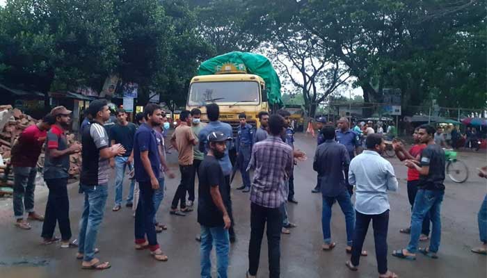 রাস্তা সংস্কারের দাবিতে ইবি শিক্ষার্থীদের দুই ঘণ্টা মহাসড়ক অবরোধ