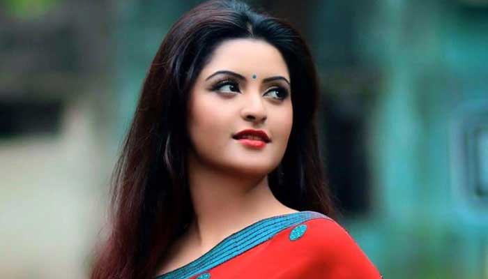 পরীর জন্মদিন হবে এবার লাল-সাদায়