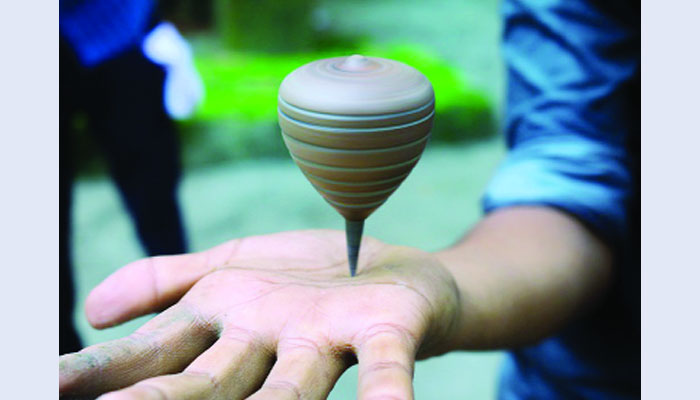 জানা অজানা : লাটিম বা লাট্টু