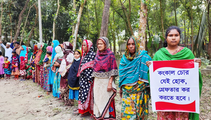 সরিষাবাড়ীতে কবর থেকে কঙ্কাল চুরি: চোর চক্রের শাস্তির দাবিতে মানববন্ধন