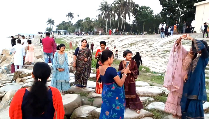 নড়িয়ার ‘জয় বাংলা এভিনিউ’ যেন মিনি কক্সবাজার : ভাঙনকবলিত সেই পদ্মাপাড় এখন বিনোদন স্পট