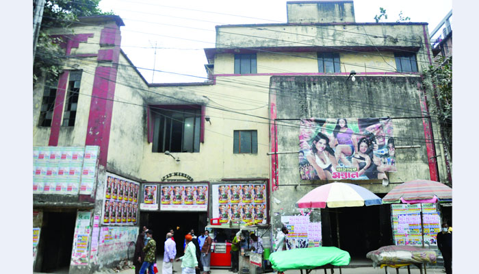 আজাদ সিনেমা হল : জীর্ণ প্রেক্ষাগৃহে ভূতও পালায়!