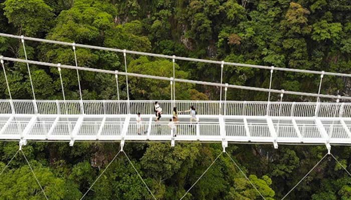 পৃথিবীর দীর্ঘতম কাচে তৈরি ব্রিজ এখন ভিয়েতনামে