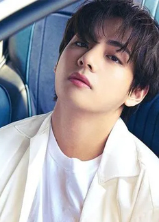 বিশ্বের সবচেয়ে সুদর্শন পুরুষ বিটিএসের ভি