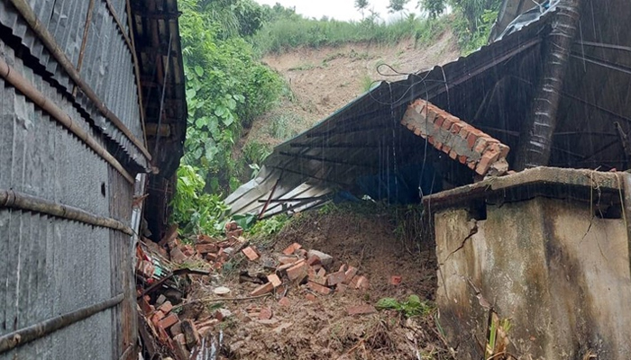 চট্টগ্রামে বৃষ্টিতে পাহাড় ধসে প্রাণ গেল চারজনের