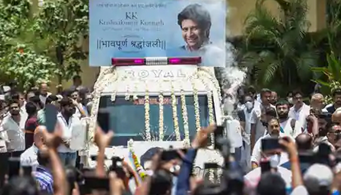 কেকের শেষকৃত্য সম্পন্ন, অশ্রুজলে প্রিয় শিল্পীকে বিদায়