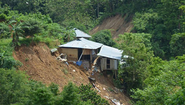 সিলেটে টিলা ধসে ঘুমন্ত অবস্থায় মাটিচাপায় চারজন নিহত