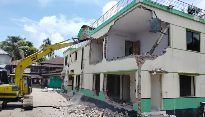 গুঁড়িয়ে দেয়া হলো সাবেক সাংসদ গোলাম মাওলা রনির বাসভবন