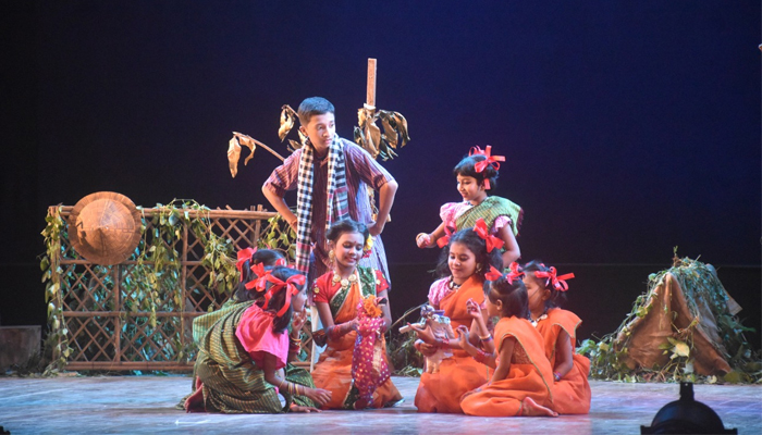 বৃষ্টিভেজা বুধবারের সন্ধ্যায় বুঁদ দর্শক