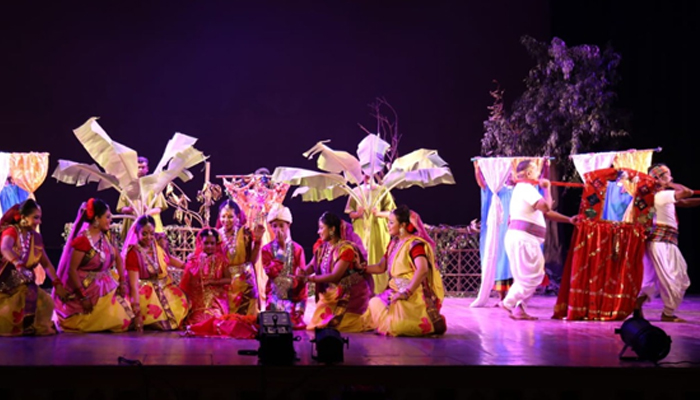 বৃষ্টিভেজা বুধবারের সন্ধ্যায় বুঁদ দর্শক