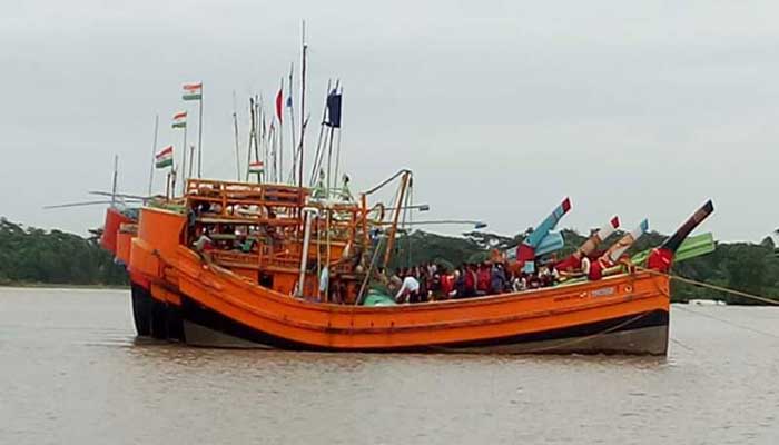 বঙ্গোপসাগরে মাছ ধরার ট্রলার ডুবি, ১১ জেলে নিখোঁজ