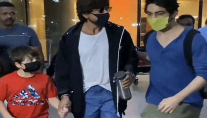 সেলফি তোলায় মেজাজ হারালেন শাহরুখ, শান্ত করলেন আরিয়ান
