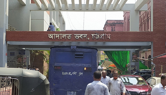 এক বছর নামাজ পড়ার শর্তে দুই আসামির মুক্তি