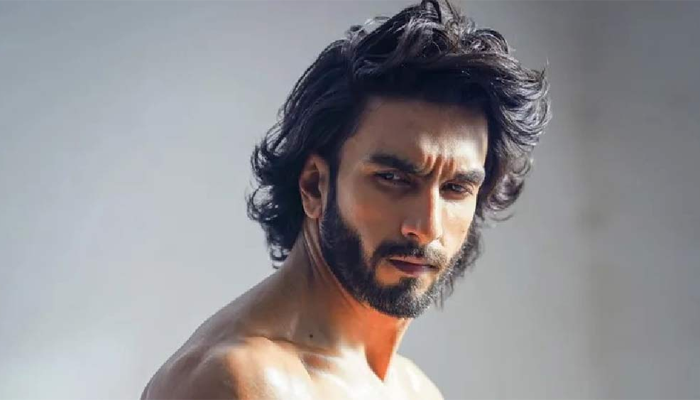 ‘অশ্লীলতা’র দায়ে রণবীর সিংহকে ডেকে পাঠাল পুলিশ