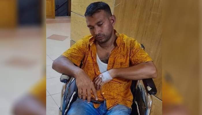 চট্টগ্রামে ছাত্রলীগের হামলায় আহত ভোরের কাগজের সাংবাদিক প্রীতম দাশ