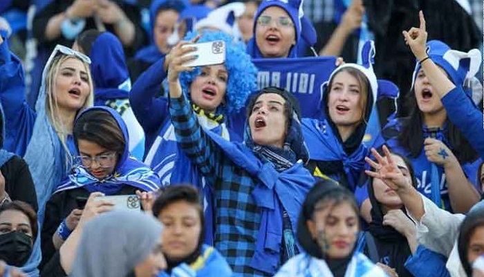 মাঠে বসে ফুটবল খেলা দেখার সুযোগ পেল ইরানি নারীরা