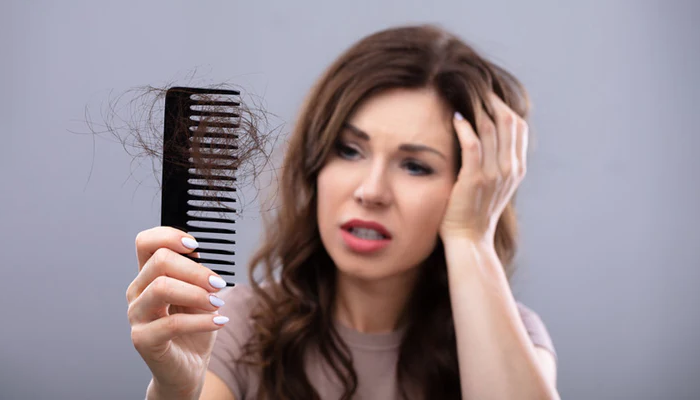 গোছা গোছা চুল পড়ছে? জেনে নিন সহজ সমাধান