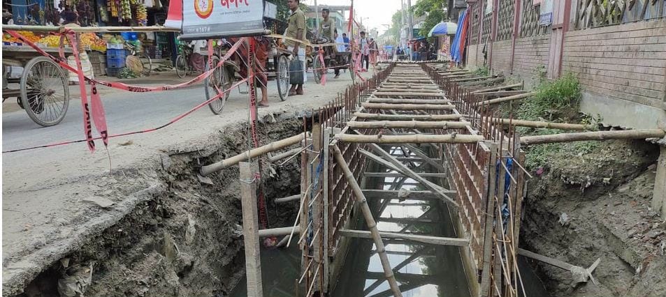 বাঘায় ড্রেনের কাজ বন্ধ, মরণ ফাঁদে পরিনত সড়ক