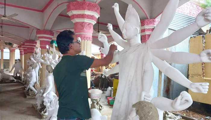 নোয়াখালীতে শঙ্কার মধ্যেও বাড়ানো হয়েছে পূজা মণ্ডপ