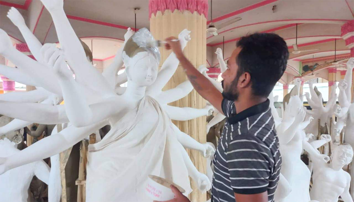 নোয়াখালীতে শঙ্কার মধ্যেও বাড়ানো হয়েছে পূজা মণ্ডপ