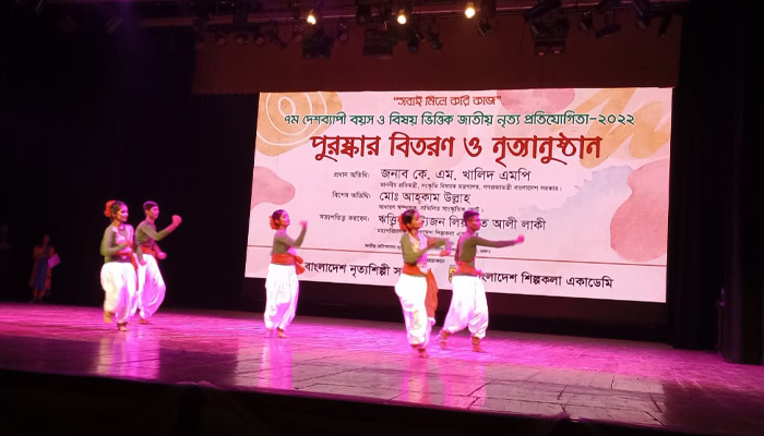 নাচের জাদুতে মুগ্ধ দর্শকরা