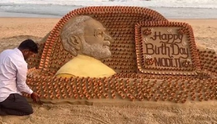 সমুদ্র সৈকতে ভাস্কর্য বানিয়ে মোদিকে শুভেচ্ছা