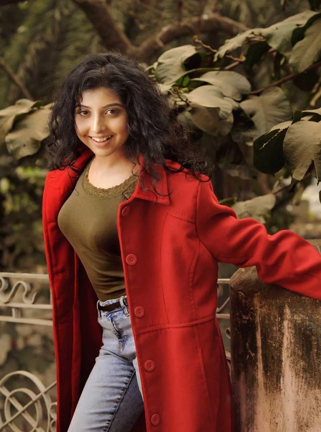 পড়শীর ‘এখানে প্রেম শেখানো হয়’