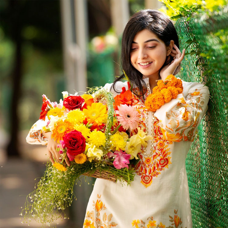 পড়শীর ‘এখানে প্রেম শেখানো হয়’