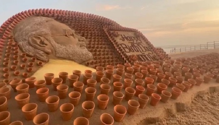 সমুদ্র সৈকতে ভাস্কর্য বানিয়ে মোদিকে শুভেচ্ছা