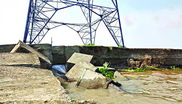 ছোট ঝড়ে বড় ক্ষতি