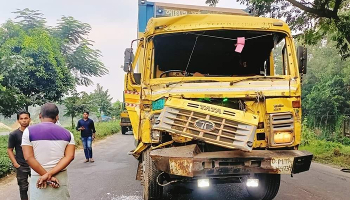 কাভার্ডভ্যানের ধাক্কায় বাসের চালক নিহত, আহত  ১০