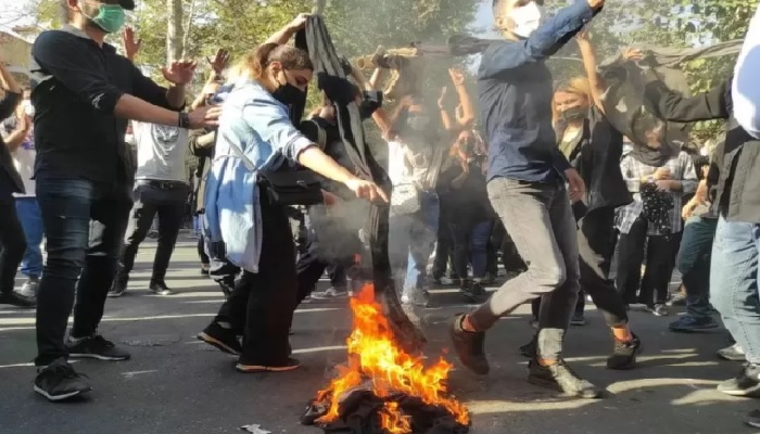 তেহরানে শিক্ষার্থীদের লক্ষ্য করে গুলি