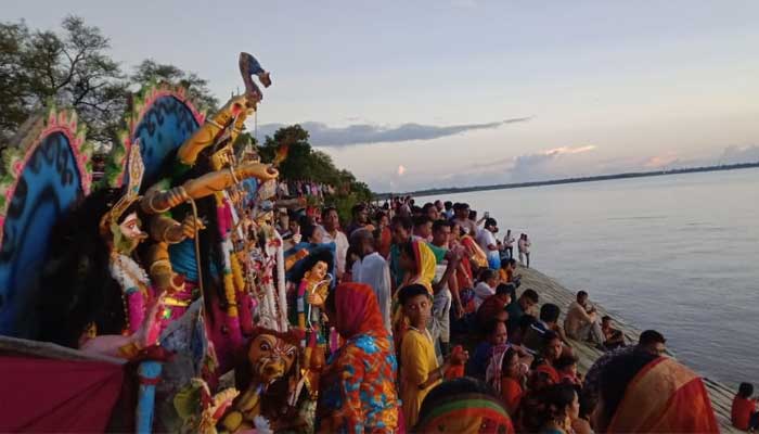 বাংলাদেশ-ভারত সীমান্তে প্রতিমা বিসর্জন