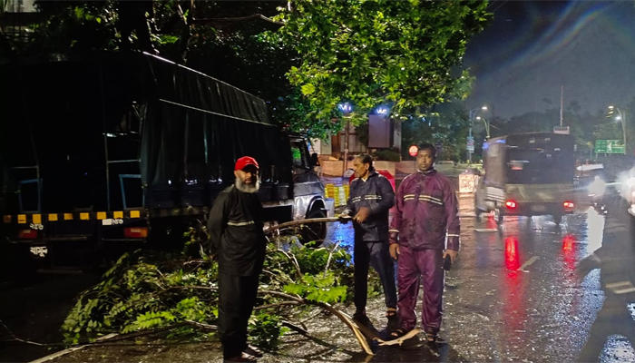 পানি নিষ্কাশনে গভীর রাত থেকে কাজ করছে ডিএনসিসি