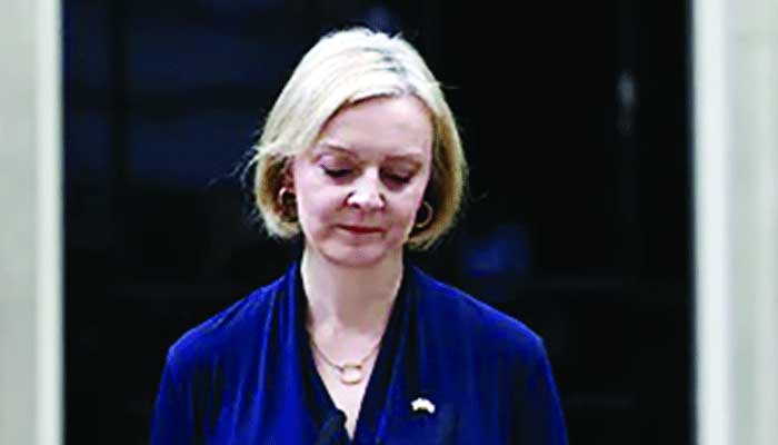 পদত্যাগের আগে মদ হাতে স্বামীর সঙ্গে পরামর্শ করেন লিজ