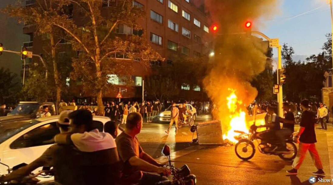 দাঙ্গার জন্য যুক্তরাষ্ট্র-ইসরায়েলকে দায়ী করলেন খামেনি