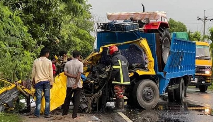 টাঙ্গাইলে সড়ক দুর্ঘটনায় ২ পুলিশসহ নিহত ৩