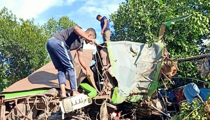 গোপালগঞ্জে বাস নিয়ন্ত্রণ হারিয়ে গাছে ধাক্কা, নিহত ৪